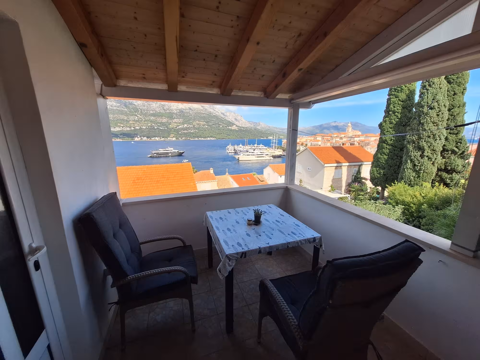Terasa s pogledom na more u Apartmanu Ela